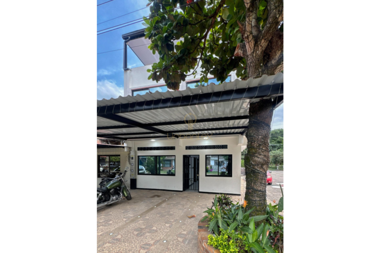 UrbanLex vende casa – Villeta, área 215m2 $490Millones