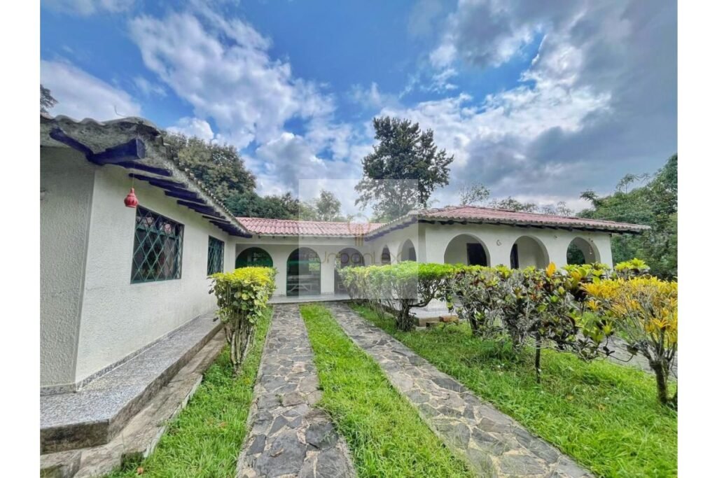 UrbanLex vende finca vacacional, área 32.000m2 $1.700Millones