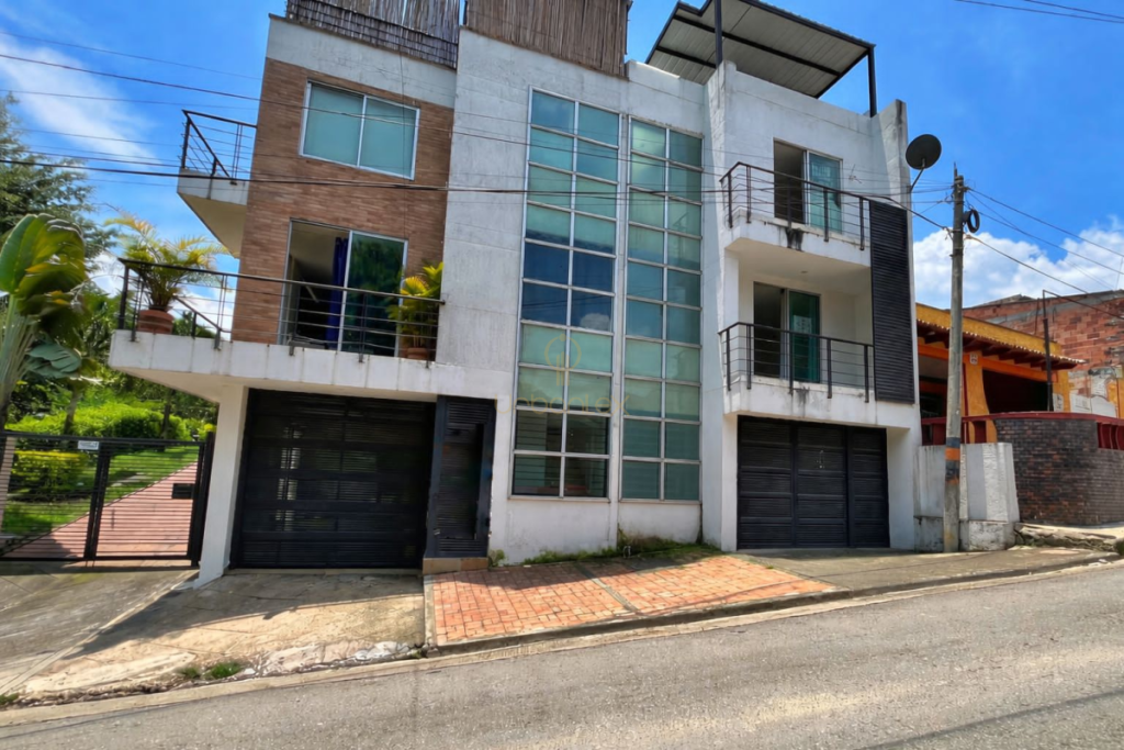UrbanLex vende casa-Villeta, área 216m2 $420Millones