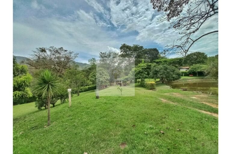 UrbanLex vende finca-Villeta, área 10.000m2 $1.000Millones