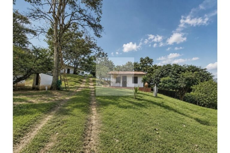 UrbanLex vende finca-Villeta, área 10.000m2 $1.000Millones