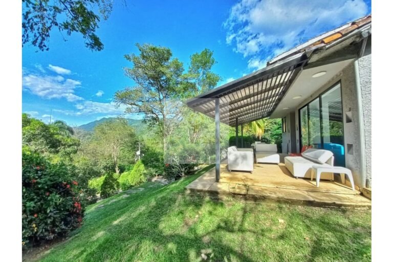 Vende casa campestre Villeta, UrbanLex área 3.023m2 $1.100Millones