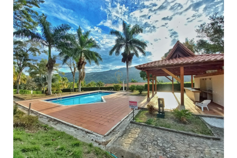 UrbanLex vende lote condominio, Villeta área 2.400m2 $450Millones