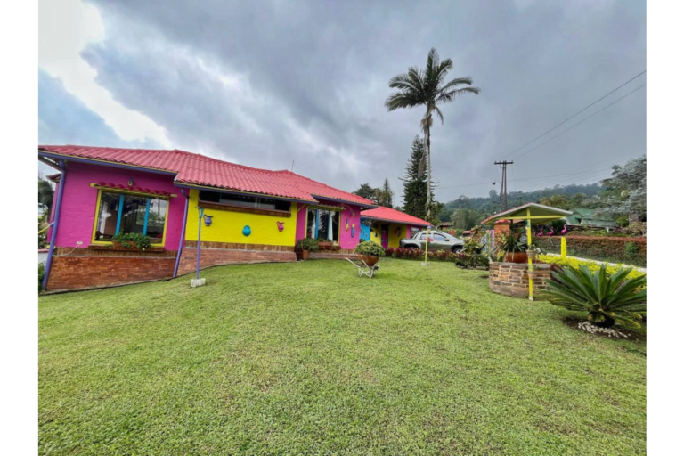 UrbanLex vende casa Sasaima área 1.180m2 $550Millones