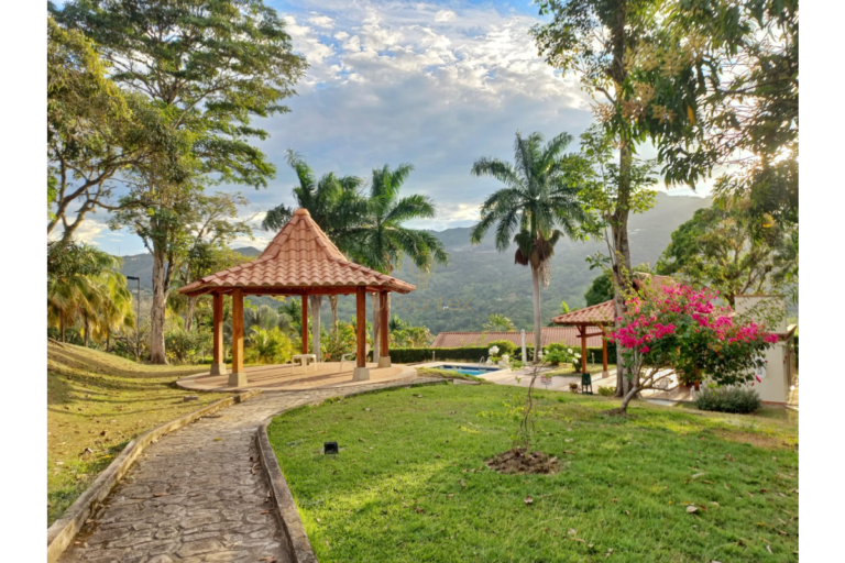UrbanLex vende lote condominio, Villeta área 2.400m2 $450Millones