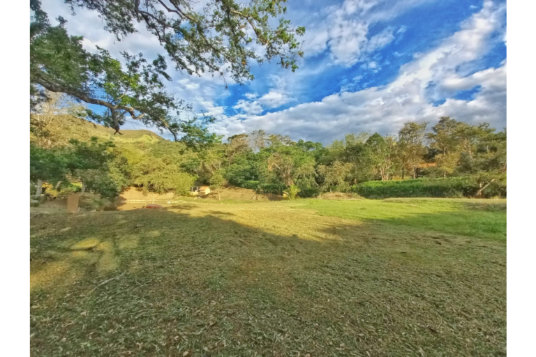 UrbanLex vende lote condominio, Villeta área 2.400m2 $450Millones