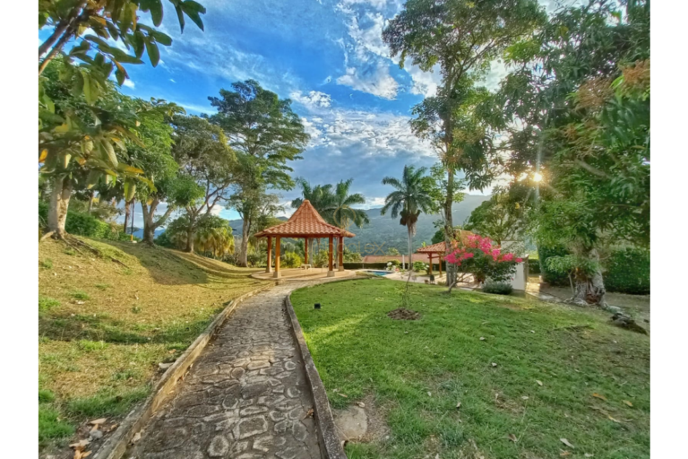 UrbanLex vende lote condominio, Villeta área 2.400m2 $450Millones