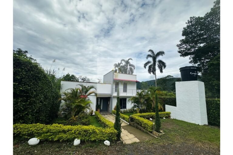 Vende casa vacacional Villeta, UrbanLex área 949m2 $1.180 Millones