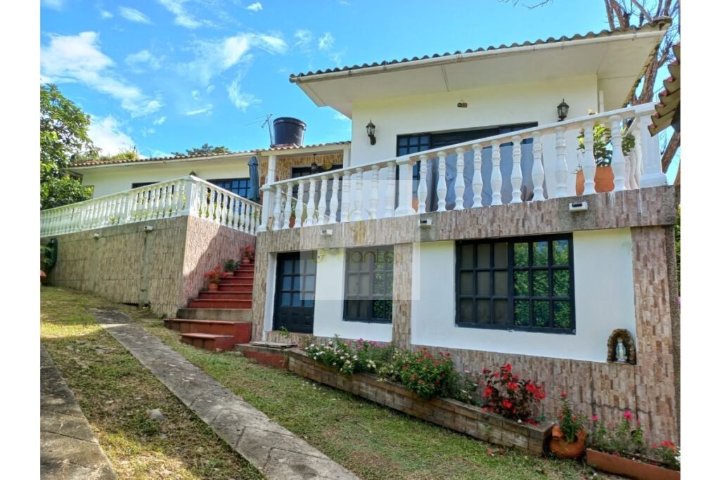 Vende casa campestre Villeta, UrbanLex área 330m2 $330millones