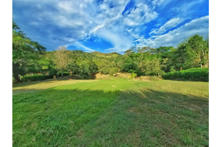UrbanLex vende lote condominio, Villeta área 2.400m2 $450Millones