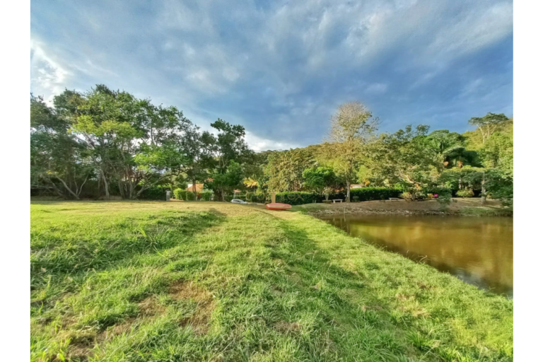 UrbanLex vende lote condominio, Villeta área 2.400m2 $450Millones